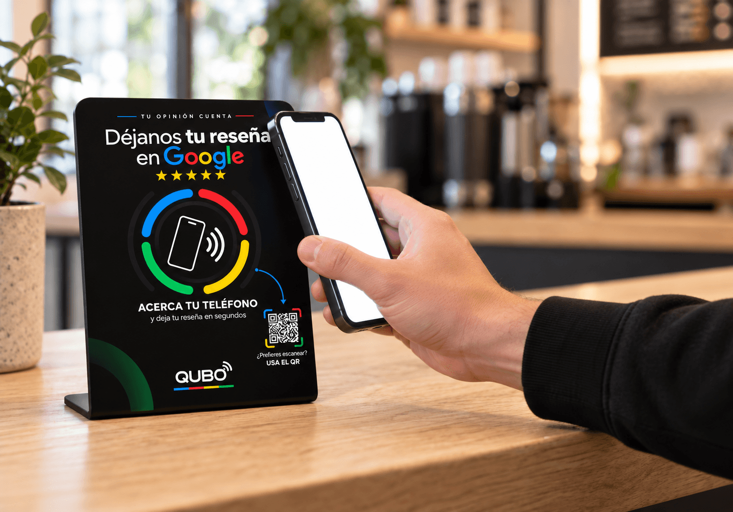 El teléfono toca el exhibidor y la pantalla se enciende con la reseña de Google