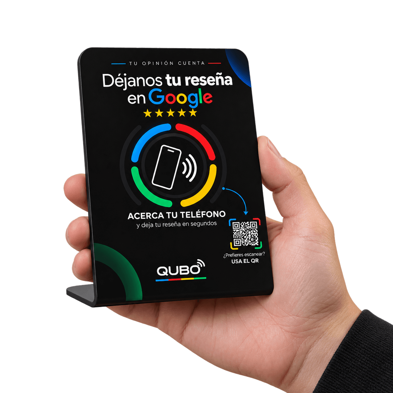 Una mano sostiene el exhibidor QUBO Tap negro: ocupa aproximadamente la palma