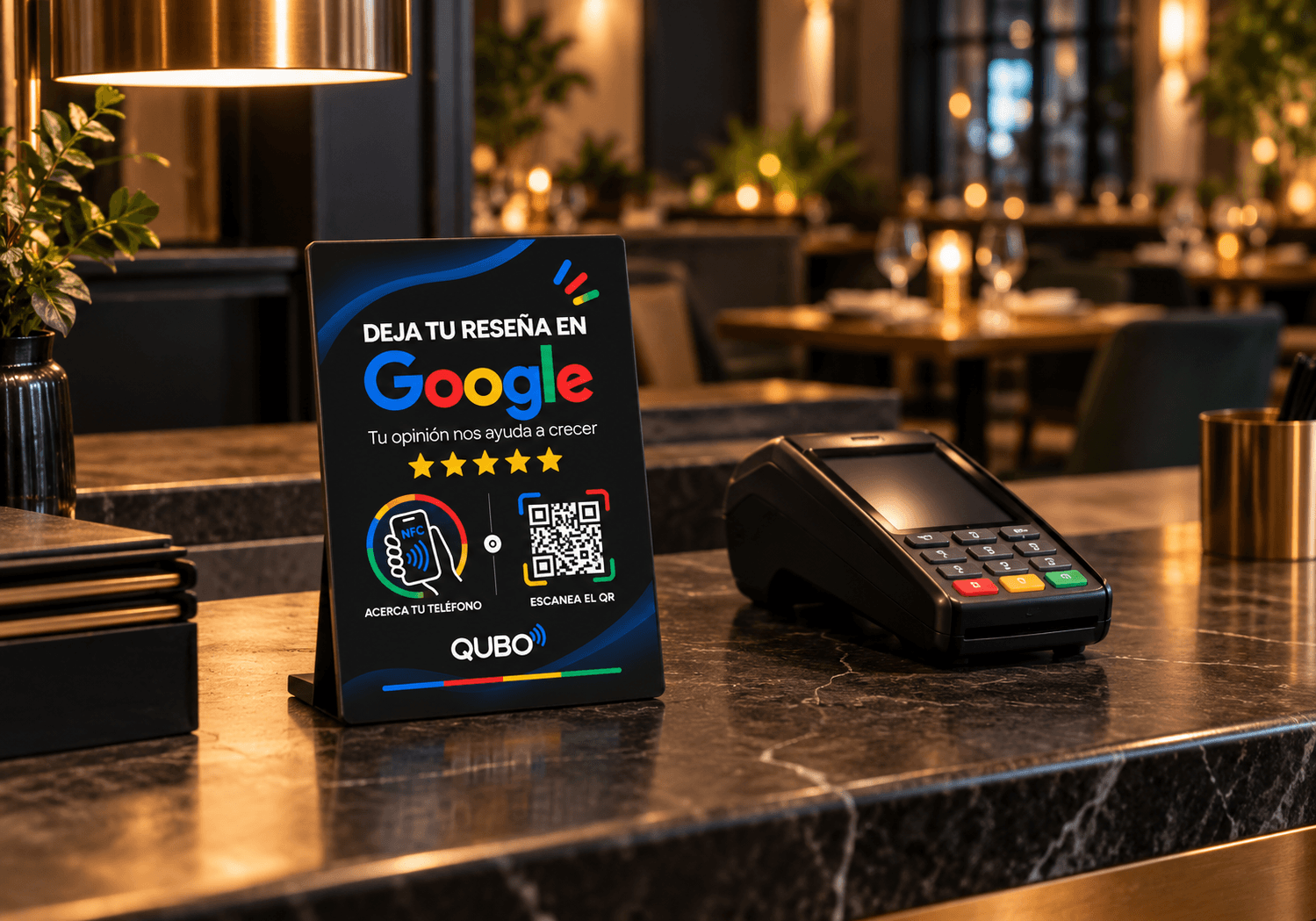 QUBO Tap negro en la caja de un restaurante, junto al datáfono, con el comedor al fondo
